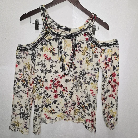 BKE Women,s Embroidered Cold Shoulder floral Top  Size M - Picture 3 of 8